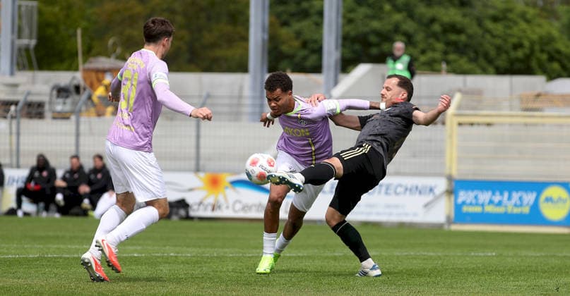 16.05.2026, xfsx, Herren, Fussball, Saison 2025 2026, Regionalliga Bayern, 34. Spieltag: SpVgg Ansbach 09 - FC Wuerzburger Kickers v.li.: Tim Kraus (FC Wuerzburger Kickers), Jermain Nischalke (FC Wuerzburger Kickers), Eric Weeger (SpVgg Ansbach 09) Ansbach Xaver-Bertsch-Sportpark Bayern Deutschland