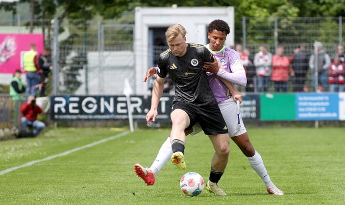 16.05.2026, xfsx, Herren, Fussball, Saison 2025 2026, Regionalliga Bayern, 34. Spieltag: SpVgg Ansbach 09 - FC Wuerzburger Kickers v.li.: Niklas Seefried (SpVgg Ansbach 09), Liam Omore (FC Wuerzburger Kickers) Ansbach Xaver-Bertsch-Sportpark Bayern Deutschland