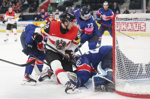 Eishockey WM 2026 AUT - GBR Paul Huber vor Torwart Mat Robson 16.05.2026 Swiss Life Arena Zuerich , SCHWEIZ, Herren IIHF Eishockey World Championship, WM, Weltmeisterschaft Zurich 2026 Gruppe Oesterreich - Great Paul Huber (li,Oesterreich) vor Torwart Mat Robson (Great Britain)