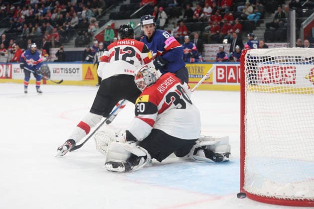 Eishockey WM 2026 AUT - GBR David Maier gegen Logan Neilson vor Torwart David Kickert 16.05.2026 Swiss Life Arena Zuerich , SCHWEIZ, Herren IIHF Eishockey World Championship, WM, Weltmeisterschaft Zurich 2026 Gruppe Oesterreich - Great David Maier (li,Oesterreich) gegen Logan Neilson (Great Britain) vor Torwart David Kickert (Oesterreich)
