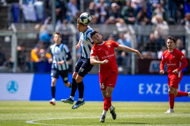 Zweikampf zwischen Nico Blank (Stuttgarter Kickers, 15) und Marius Kunde (SG Sonnenhof Großaspach, 16), Stuttgarter Kickers vs. SG Sonnenhof Großaspach, Fussball, Regionalliga Suedwest, 34. Spieltag, 16.05.2026 Stuttgart-Degerloch Baden-Wuerttemberg Deutschland