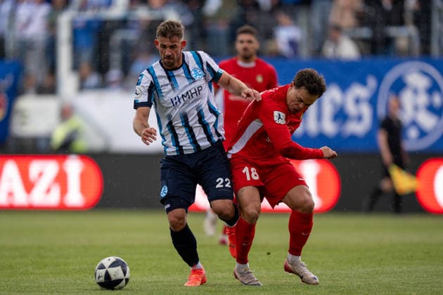 Zweikampf zwischen David Braig (Stuttgarter Kickers, 22) und Niklas Pollex (SG Sonnenhof Großaspach, 18), Stuttgarter Kickers vs. SG Sonnenhof Großaspach, Fussball, Regionalliga Suedwest, 34. Spieltag, 16.05.2026 Stuttgart-Degerloch Baden-Wuerttemberg Deutschland