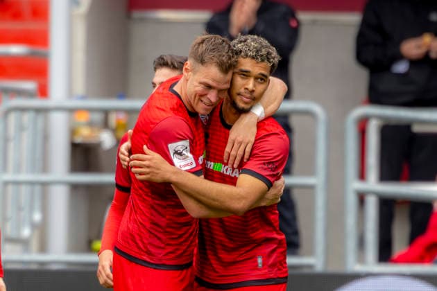 Ingolstadt, Deutschland 16. Mai 2026: 3. Liga - 2025 2026 - Sp. 38 - FC Ingolstadt 04 gegen SV Waldhof Mannheim Im Bild: in der Traube Torschütze Yann Sturm (FCI) jubelt nach seinem Tor zum 4:0 mit seinen Mannschaftskollegen, DFB regulations prohibit any use of photographs as image sequences and or quasi-video Audi Sportpark Bayern Copyright: xFotostandx xSchäferx