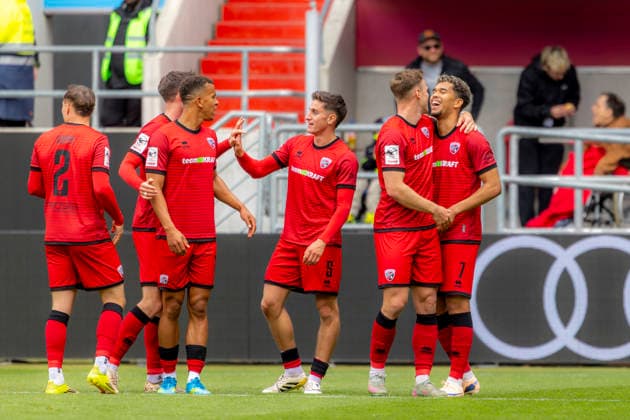 Ingolstadt, Deutschland 16. Mai 2026: 3. Liga - 2025 2026 - Sp. 38 - FC Ingolstadt 04 gegen SV Waldhof Mannheim Im Bild: in der Traube Torschütze Yann Sturm (FCI) jubelt nach seinem Tor zum 4:0 mit seinen Mannschaftskollegen, DFB regulations prohibit any use of photographs as image sequences and or quasi-video Audi Sportpark Bayern Copyright: xFotostandx xSchäferx