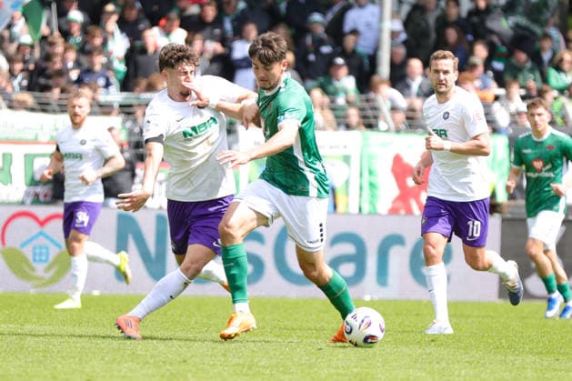 16.05.2026, Fussball, Herren, Dritte Liga, 38. Spieltag 3. Liga Saison 2025 2026: FC Schweinfurt 05 - FC Erzgebirge Aue Von links: Luan Simnica (Erzgebirge Aue, 05) gegen Dustin Forkel (FC Schweinfurt 05, 17) Schweinfurt Riedel Bau Arena im Sachs-Stadio Bayern Unterfranken Deutschland
