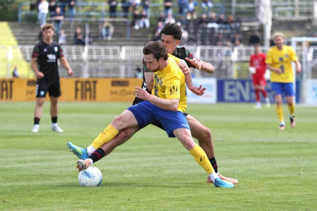 Fußball Regionalliga Nordost: 1. FC Lok Leipzig - 1. FC Magdeburg II; 16.05.2026 Dorian Cevis (22, Lok Leipzig) vor Felix Vogler (18, 1. FC Magdeburg II) am Ball. Fußball, Regionalliga Nordost, Saison 2025 2026, 34. Spieltag: 1. FC Lok Leipzig vs. 1. FC Magdeburg II am 16.05.2026 im Bruno-Plache-Stadion, Leipzig. Copyright: xBEAUTIFULxSPORTS JanxKaeferx