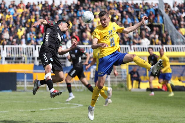 Fußball Regionalliga Nordost: 1. FC Lok Leipzig - 1. FC Magdeburg II; 16.05.2026 Eldin Dzogovic (3, 1. FC Magdeburg II) mit Alexander Siebeck (14, Lok Leipzig) im Kopfball-Duell. Fußball, Regionalliga Nordost, Saison 2025 2026, 34. Spieltag: 1. FC Lok Leipzig vs. 1. FC Magdeburg II am 16.05.2026 im Bruno-Plache-Stadion, Leipzig. Copyright: xBEAUTIFULxSPORTS JanxKaeferx