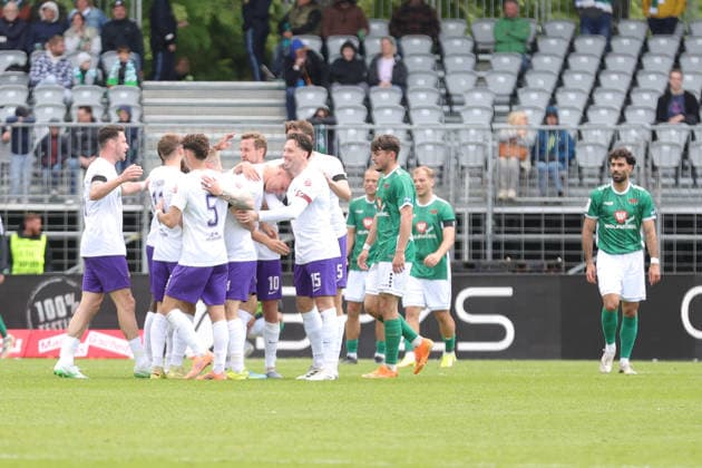 16.05.2026, Fussball, Herren, Dritte Liga, 38. Spieltag 3. Liga Saison 2025 2026: FC Schweinfurt 05 - FC Erzgebirge Aue Aue feiert das 4:2 Schweinfurt Riedel Bau Arena im Sachs-Stadio Bayern Unterfranken Deutschland