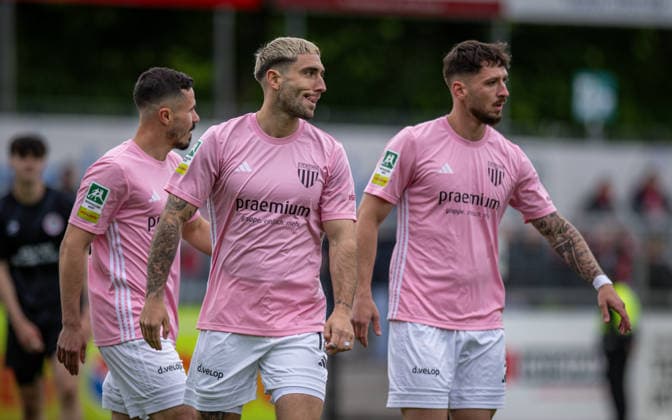 Fussball, Saison 2025 2026, Regionalliga West, 16.05.2026, 34. Spieltag, Herren, 1.FC Bocholt (rosa) vs. RW Oberhausen (schwarz) verhaltener Torjubel v.l.: Marvin Lorch (1.FC Bocholt), Marlon Frey (1.FC Bocholt), Cedric Euschen (1.FC Bocholt), Bocholt Stadion am Huenting Nordrhein-Westfalen Deutschland