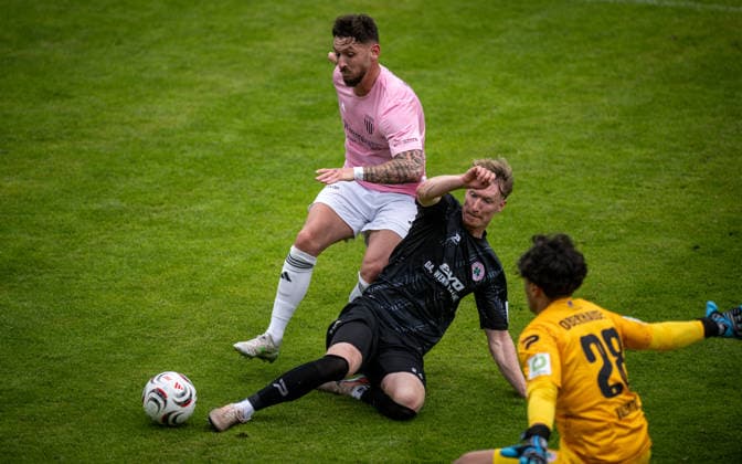 Fussball, Saison 2025 2026, Regionalliga West, 16.05.2026, 34. Spieltag, Herren, 1.FC Bocholt (rosa) vs. RW Oberhausen (schwarz) v.l.: Cedric Euschen (1.FC Bocholt), Simon Ludwig (RW Oberhausen), Ryan Connor Valentine (Torwart RW Oberhausen), Bocholt Stadion am Huenting Nordrhein-Westfalen Deutschland
