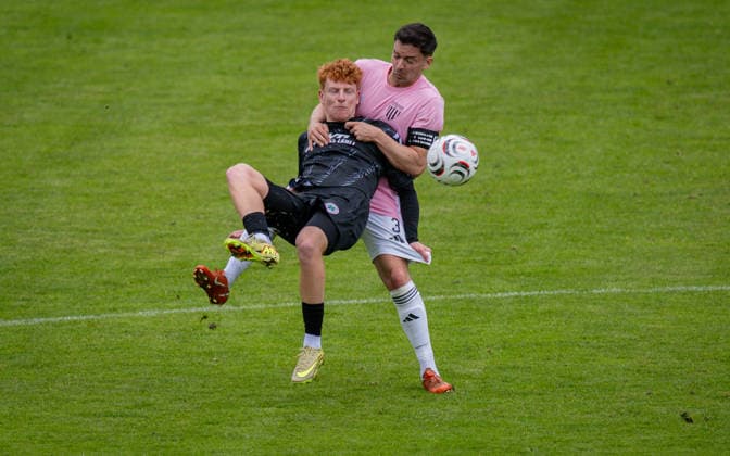 Fussball, Saison 2025 2026, Regionalliga West, 16.05.2026, 34. Spieltag, Herren, 1.FC Bocholt (rosa) vs. RW Oberhausen (schwarz) v.l.: Tim Krohn (RW Oberhausen), Julian Riedel (1.FC Bocholt), Bocholt Stadion am Huenting Nordrhein-Westfalen Deutschland