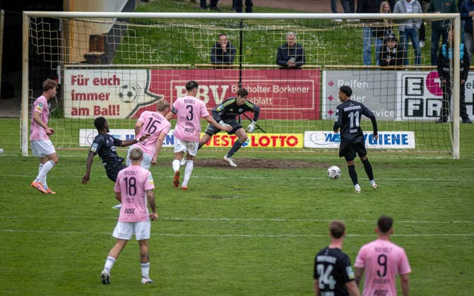 Fussball, Saison 2025 2026, Regionalliga West, 16.05.2026, 34. Spieltag, Herren, 1.FC Bocholt (rosa) vs. RW Oberhausen (schwarz) v.l.: Maximilian Adamski (1.FC Bocholt), Burinyuy Nyuydine (RW Oberhausen), Linus Olthoff (1.FC Bocholt), Julian Riedel (1.FC Bocholt), Lucas Fox (Torwart 1.FC Bocholt), Eric Babacar Gueye (RW Oberhausen), Bocholt Stadion am Huenting Nordrhein-Westfalen Deutschland