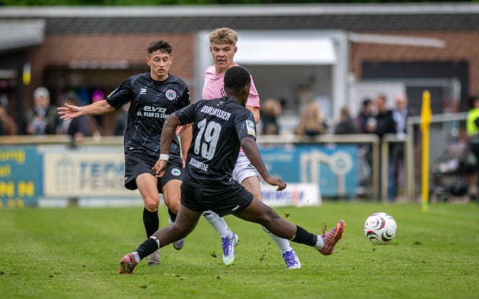 Fussball, Saison 2025 2026, Regionalliga West, 16.05.2026, 34. Spieltag, Herren, 1.FC Bocholt (rosa) vs. RW Oberhausen (schwarz) v.l.: Lucas Halangk (RW Oberhausen), Linus Olthoff (1.FC Bocholt), Burinyuy Nyuydine (RW Oberhausen), Bocholt Stadion am Huenting Nordrhein-Westfalen Deutschland