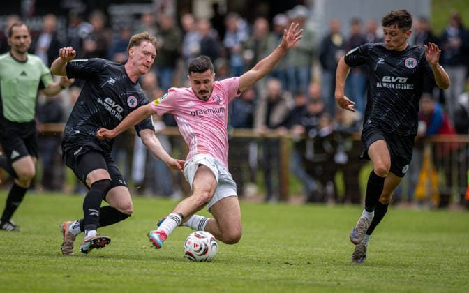 Fussball, Saison 2025 2026, Regionalliga West, 16.05.2026, 34. Spieltag, Herren, 1.FC Bocholt (rosa) vs. RW Oberhausen (schwarz) v.l.: Simon Ludwig (RW Oberhausen), Marvin Lorch (1.FC Bocholt), Lucas Halangk (RW Oberhausen), Bocholt Stadion am Huenting Nordrhein-Westfalen Deutschland