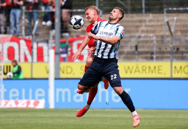 16.05.2026, Deutschland, Stuttgart, Fussball Regionalliga Südwest, SV Stuttgarter Kickers vs. SG Sonnenhof Großaspach, v.l. Luka Janes (SG), David Braig (Kickers)