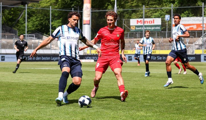 16.05.2026, Deutschland, Stuttgart, Fussball Regionalliga Südwest, SV Stuttgarter Kickers vs. SG Sonnenhof Großaspach, v.l. Milan Petrovic (Kickers), Max Düwel (SG)