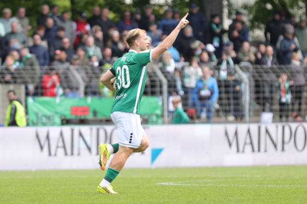16.05.2026, Fussball, Herren, Dritte Liga, 38. Spieltag 3. Liga Saison 2025 2026: FC Schweinfurt 05 - FC Erzgebirge Aue Johannes Geis (FC Schweinfurt 05, 30) feiert seinen Treffer per Elfmeter zum 2:2, Einzelbild Schweinfurt Riedel Bau Arena im Sachs-Stadio Bayern Unterfranken Deutschland