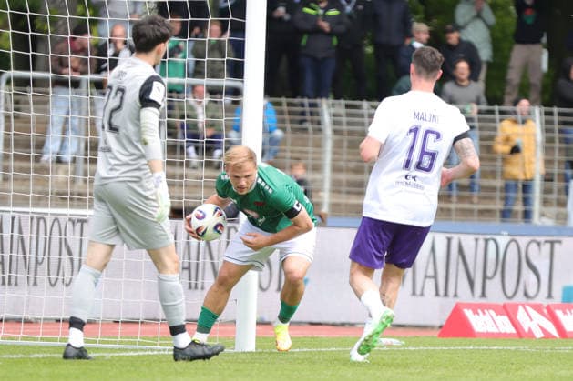 16.05.2026, Fussball, Herren, Dritte Liga, 38. Spieltag 3. Liga Saison 2025 2026: FC Schweinfurt 05 - FC Erzgebirge Aue Johannes Geis (FC Schweinfurt 05, 30) holt nach seinem Elfmeter zum 2:2 den Ball aus dem Tor Schweinfurt Riedel Bau Arena im Sachs-Stadio Bayern Unterfranken Deutschland