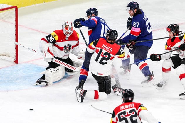 Ice hockey, Eishockey - IIHF WC 2026 ZURICH,SWITZERLAND,16.MAY.26 - ICE HOCKEY - IIHF Ice Hockey World Championship, WM, Weltmeisterschaft 2026, group stage, Austria vs Great Britain. Image shows David Kickert (AUT), Jack Hopkins (GBR) and David Maier (AUT).  GEPAxpictures xMaticxKlansek