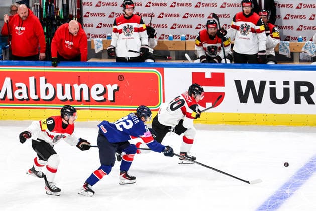 Ice hockey, Eishockey - IIHF WC 2026 ZURICH,SWITZERLAND,16.MAY.26 - ICE HOCKEY - IIHF Ice Hockey World Championship, WM, Weltmeisterschaft 2026, group stage, Austria vs Great Britain. Image shows Leon Wallner (AUT), Josh Waller (GBR) and Tim Harnisch (AUT).  GEPAxpictures xMaticxKlansek