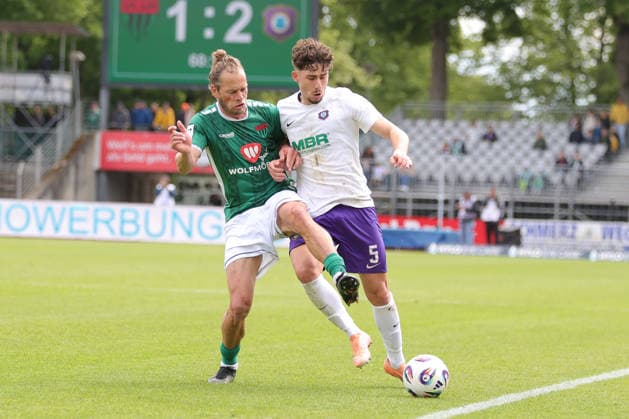 16.05.2026, Fussball, Herren, Dritte Liga, 38. Spieltag 3. Liga Saison 2025 2026: FC Schweinfurt 05 - FC Erzgebirge Aue Von links: Kristian Böhnlein (FC Schweinfurt 05, 13) gegen Luan Simnica (Erzgebirge Aue, 05) Schweinfurt Riedel Bau Arena im Sachs-Stadio Bayern Unterfranken Deutschland