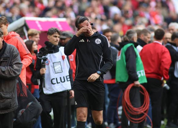 Fussball, Herren, Bundesliga, Saison 2025 2026, FC Bayern München - 1.FC Köln, Allianz Arena Deniz Aytekin bei seinen letzten Spiel als Schiedsrichter, traurig, Tränen, weinen, Emotion, Hand im Gesicht DFB, DFL regulations prohibit any use of photographs as image sequences and or quasi-video