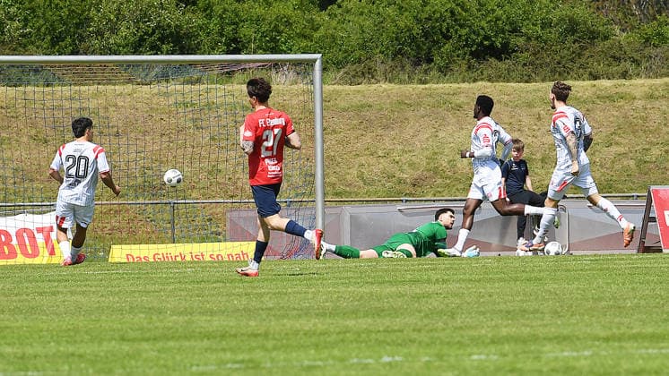 Fußball-Regionalliga Nordost, Saison 2025 2026, 34. Spieltag, FC Eilenburg vs. Hallescher FC (16.05.2026) Tor für den HFC beim Spiel Eilenburg gegen Halle (16.05.2026). Torschütze Bocar Baro (Angriff Sturm Hallescher FC, Rückennummer 26) (re.) trifft gegen Niclas Ben Edelmann (Torwart Eilenburg, Rückennummer 1) zum 0:1. Eilenburg Sachsen Deutschland Ilburg-Stadion