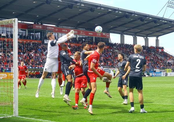 Faustabwehr von Torhüter Florian Horenburg (Leipzig) Fußball Regionalliga Nordost 2025 26 FSV Zwickau - Chemie Leipzig am 16.5.2026 FSV Zwickau - Chemie Leipzig