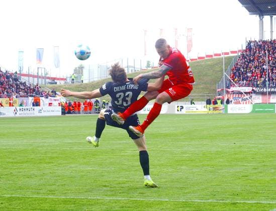 Marc-Philipp Zimmermann (Zwickau, rechts) im Kopfballduell mit Julian Bell (Leipzig) Fußball Regionalliga Nordost 2025 26 FSV Zwickau - Chemie Leipzig am 16.5.2026 FSV Zwickau - Chemie Leipzig