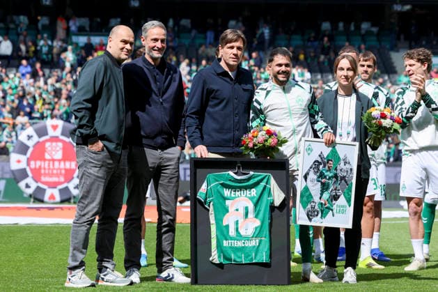 Leonardo Bittencourt (Werder Bremen) wird von Geschaeftsfuehrer Profifussball Clemens Fritz (Werder Bremen) und Vorsitzender der Geschaeftsfuehrung Klaus Filbry (Werder Bremen) verabschiedet, Bundesliga, SV Werder Bremen v Borussia Dortmund, Weserstadion am 16. May 2026 in Bremen, Deutschland. (Foto von Marco Steinbrenner DeFodi Images) Leonardo Bittencourt (Werder Bremen) is bid farewell by Clemens Fritz, Managing Director of Professional Football (Werder Bremen), and Klaus Filbry, Chairman of the Executive Board (Werder Bremen), Bundesliga, SV Werder Bremen v Borussia Dortmund, Weserstadion, May 16, 2026 in Bremen, Germany. (Photo by Marco Steinbrenner DeFodi Images) DFL regulations prohibit any use of photographs as image sequences and or quasi-video. - *** Leonardo Bittencourt Werder Bremen is bid farewell by Managing Director of Professional Football Werder Bremen Clemens Fritz Werder Bremen and Chairman of the Executive Board Klaus Filbry Werder Bremen, Bundesliga, SV Werder Bremen v Borussia Dortmund, Weserstadion, May 16, 2026 in Bremen, Germany Photo by Marco Steinbrenner DeFodi Images Leonardo Bittencourt Werder Bremen is bid farewell by Clemens Fritz, Managing Director of Professional Football Werder Bremen , and Klaus Filbry, Chairman of the Executive Board Werder Bremen , Bundesliga, SV Werder Bremen v Borussia Dortmund, Weserstadion, May 16, 2026 in Bremen, Germany Photo by Marco Steinbrenner DeFodi Images DFL regulations prohibit any use of photographs as image sequences and or quasi video