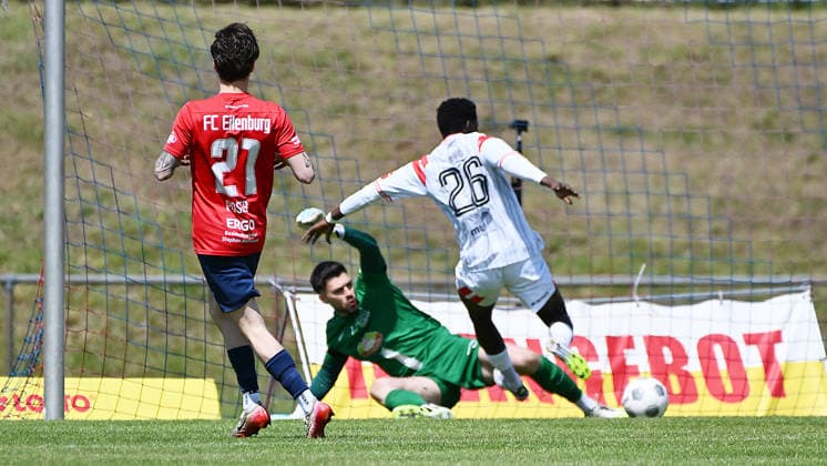 Fußball-Regionalliga Nordost, Saison 2025 2026, 34. Spieltag, FC Eilenburg vs. Hallescher FC (16.05.2026) Tor für den HFC beim Spiel Eilenburg gegen Halle (16.05.2026). Torschütze Bocar Baro (Angriff Sturm Hallescher FC, Rückennummer 26) (re.) trifft gegen Niclas Ben Edelmann (Torwart Eilenburg, Rückennummer 1) (Mitte) zum 0:2. Eilenburg Sachsen Deutschland Ilburg-Stadion