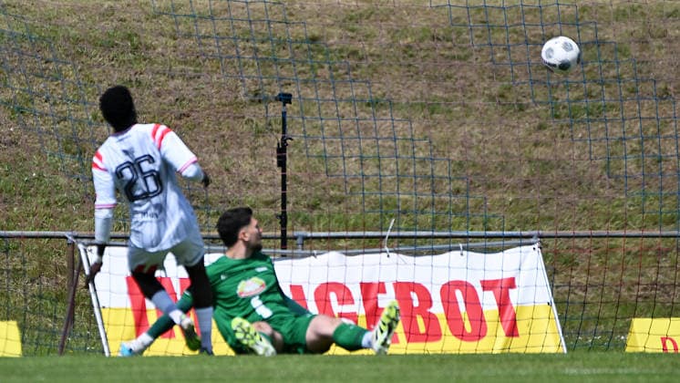 Fußball-Regionalliga Nordost, Saison 2025 2026, 34. Spieltag, FC Eilenburg vs. Hallescher FC (16.05.2026) Tor für den HFC beim Spiel Eilenburg gegen Halle (16.05.2026). Torschütze Bocar Baro (Angriff Sturm Hallescher FC, Rückennummer 26) (re.) trifft gegen Niclas Ben Edelmann (Torwart Eilenburg, Rückennummer 1) (Mitte) zum 0:2. Eilenburg Sachsen Deutschland Ilburg-Stadion