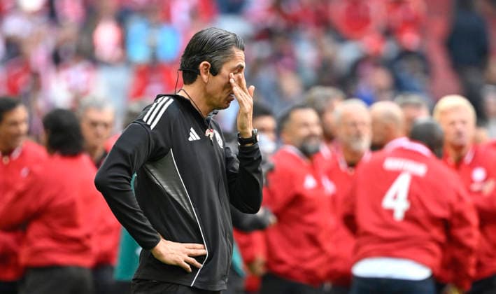 Emotion Traenen Schiedsrichter Referee Deniz Aytekin weint vor seinem letzten Bundesligaspiel Verabschiedung dahinter Sieger des Europapokal 2001 Team des FC Bayern Legenden FC Bayern Muenchen FCB vs 1. FC Koeln 16.05.2026 DFL REGULATIONS PROHIBIT ANY USE OF PHOTOGRAPHS AS IMAGE SEQUENCES AND OR QUASI-VIDEO FC Bayern Muenchen FCB vs 1. FC Koeln