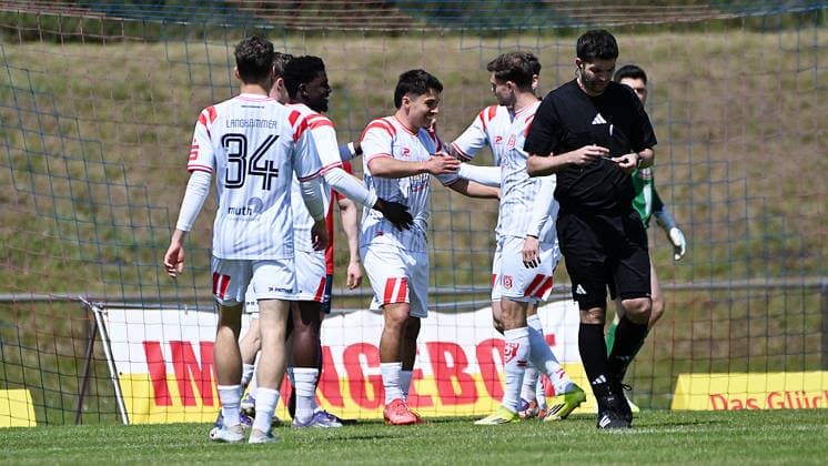 Fußball-Regionalliga Nordost, Saison 2025 2026, 34. Spieltag, FC Eilenburg vs. Hallescher FC (16.05.2026) Tor für den HFC beim Spiel Eilenburg gegen Halle (16.05.2026). Torschütze Bocar Baro (Angriff Sturm Hallescher FC, Rückennummer 26) (Mitte links) trifft zum 0:2 und jubelt mit seinen Teamkollegen, u.a. Felix Langhammer (Abwehr Verteidiger Hallescher FC, Rückennummer 34), Joscha Wosz (Mittelfeld Hallescher FC, Rückennummer 20), Max Kulke (Mittelfeld Hallescher FC, Rückennummer 17). Eilenburg Sachsen Deutschland Ilburg-Stadion