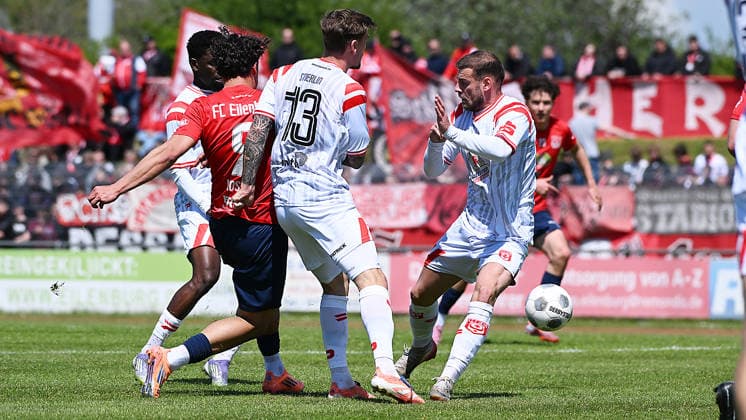 Fußball-Regionalliga Nordost, Saison 2025 2026, 34. Spieltag, FC Eilenburg vs.Hallescher FC (16.05.2026) Zweikampf um den Ball zwischen Corvin Kosak (Mittelstürmer Eilenburg, Rückennummer 9), Niclas Stierlin (Mittelfeld Hallescher FC, Rückennummer 13), Max Kulke (Mittelfeld Hallescher FC, Rückennummer 17) (v.l.n.r.) beim Spiel Eilenburg gegen Halle (16.05.2026) Eilenburg Sachsen Deutschland Ilburg-Stadion