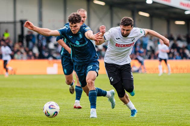 v.l. Thore Jacobsen (TSV 1860 Muenchen, 05), Berkan Taz (SC Verl, 10) GER, SC Verl vs. TSV 1860 Muenchen, Fussball, 3. Liga, 38. Spieltag, Spielzeit 2025 2026, 16.05.2026 DFL Regulations prohibit any use of photographers as image sequences and or quasi-video. GER, SC Verl vs. TSV 1860 Muenchen, Fussball, 3. Liga, 38. Spieltag, Spielzeit 2025 2026, 16.05.2026 Verl Copyright: xEibner-Pressefoto JanxRollingerx EP_JSK