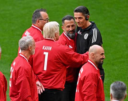 16.05.2026, Fussball Bundesliga 2025 2026, 34.Spieltag, FC Bayern München - 1.FC Köln, in der Allianz-Arena München, Schiedsrichter Deniz Aytekin Oberasbach) beendet seine Schiedsrichter Karriere, Hasan Salihamidzic und Oliver Kahn (beide Bayern München) feiern den Schiedsrichter,