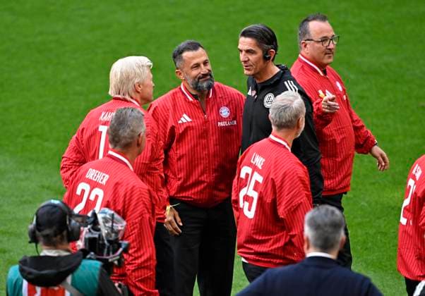 16.05.2026, Fussball Bundesliga 2025 2026, 34.Spieltag, FC Bayern München - 1.FC Köln, in der Allianz-Arena München, Schiedsrichter Deniz Aytekin Oberasbach) beendet seine Schiedsrichter Karriere, Hasan Salihamidzic und Oliver Kahn (beide Bayern München) feiern den Schiedsrichter,
