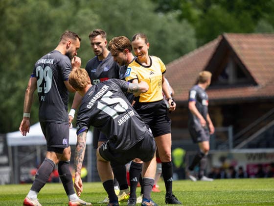 Schiedsrichterin Davina Lutz hilft Bjarke Jacobsen (VfL Osnabrueck, 15) beim aufstehen GER, VfB Stuttgart II vs. VfL Osnabrueck, Fussball, 3. Bundesliga, 38. Spieltag, Spielzeit 2025 2026, 16.05.2026 GER, VfB Stuttgart II vs. VfL Osnabrueck, Fussball, 3. Bundesliga, 38. Spieltag, Spielzeit 2025 2026, 16.05.2026 Aspach Copyright: xEibner-Pressefoto CarstenxSchwerx EP_CSG