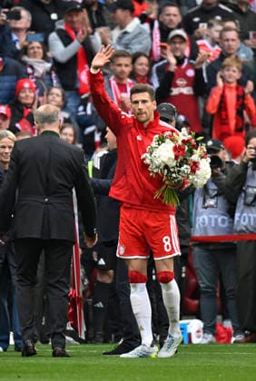 vor Spielbeginn: Verabschiedung Leon Goretzka FC Bayern Muenchen FCB (08) Blumen Blumenstrauss Gestik Geste FC Bayern Muenchen FCB vs 1. FC Koeln 16.05.2026 DFL REGULATIONS PROHIBIT ANY USE OF PHOTOGRAPHS AS IMAGE SEQUENCES AND OR QUASI-VIDEO FC Bayern Muenchen FCB vs 1. FC Koeln