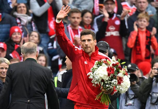 vor Spielbeginn: Verabschiedung Leon Goretzka FC Bayern Muenchen FCB (08) Blumen Blumenstrauss Gestik Geste FC Bayern Muenchen FCB vs 1. FC Koeln 16.05.2026 DFL REGULATIONS PROHIBIT ANY USE OF PHOTOGRAPHS AS IMAGE SEQUENCES AND OR QUASI-VIDEO FC Bayern Muenchen FCB vs 1. FC Koeln