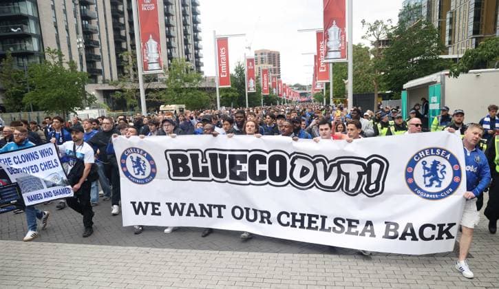 The Emirates FA Cup Final 2026 - Chelsea FC v Manchester City FC LONDON, ENGLAND, MAY 16: Chelsea FC fans protest about the Chelsea FC ownership group BlueCo on Wembley Way ahead of the match in The Emirates FA Cup Final 2026 match between Chelsea FC v Manchester City FC at Wembley Stadium, London, England, on May 16. (Photo by Daniel Weir) London Wembley Stadium England Copyright: xDanielxWeir SportsxPressxPhotox Sportspressphoto_SPR147732