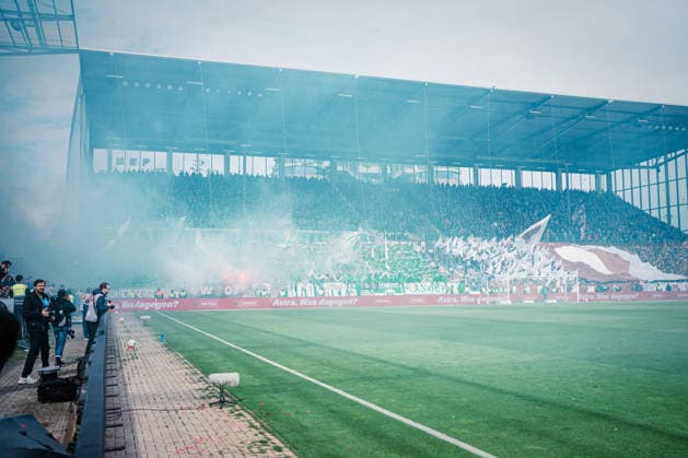 1. Bundesliga: FC St. Pauli vs. VfL Wolfsburg, 16.05.2026 Die Fans vom VfL Wolfsburg zünden Pyrotechnik; Fußball, 1. Bundesliga, 34. Spieltag: FC St. Pauli vs. VfL Wolfsburg am 16.05.2026 im Millerntor-Stadion, Hamburg DFL REGULATIONS PROHIBIT ANY USE OF PHOTOGRAPHS AS IMAGE SEQUENCES AND OR QUASI-VIDEO. Copyright: xBEAUTIFULxSPORTS Tonhäuserx