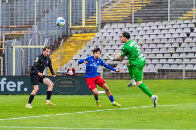 Yannik Schloeßer (Bonner SC, 11) und Ronay Arabaci (Wuppertaler SV, 31) komme zu spaet, Elias Boerdner (Bonner SC, 31) faengt den Ball ab Wuppertaler SV vs. Bonner SC, Fussball, Regionalliga-West, 34.Spieltag, Saison 2025 26, 16.05.2026, Wuppertaler SV vs. Bonner SC, Fussball, Regionalliga-West, 34.Spieltag, Saison 2025 26, 16.05.2026 Wuppertal Copyright: xEibner-Pressefoto LukasxBaldygax EP_LBA