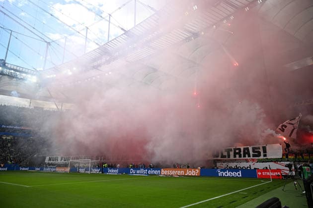 16.05.2026, xjhx, Fussball 1.Bundesliga, Eintracht Frankfurt - VfB Stuttgart v.l. Fans Eintracht Frankfurt, Stimmung, Schals, zuenden Pyrotechnik, Benglos, Rauch, Nebel, Feuerwerk (DFL DFB REGULATIONS PROHIBIT ANY USE OF PHOTOGRAPHS as IMAGE SEQUENCES and or QUASI-VIDEO) Frankfurt am Main