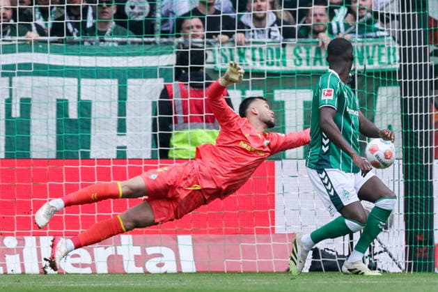 Torhueter Mio Backhaus (Werder Bremen) kontrolliert den Ball, Bundesliga, SV Werder Bremen v Borussia Dortmund, Weserstadion am 16. May 2026 in Bremen, Deutschland. (Foto von Marco Steinbrenner DeFodi Images) Torhueter Mio Backhaus (Werder Bremen) controls the ball, Bundesliga, SV Werder Bremen v Borussia Dortmund, Weserstadion, May 16, 2026 in Bremen, Germany. (Photo by Marco Steinbrenner DeFodi Images) DFL regulations prohibit any use of photographs as image sequences and or quasi-video. -