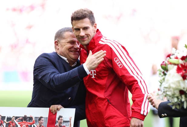 Fussball, Herren, Bundesliga, Saison 2025 2026, FC Bayern München - 1.FC Köln, Allianz Arena Max Eberl, Sportvorstand (FC Bayern München) (li.) mit Leon Goretzka (FC Bayern München) (re.) Verabschiedung vor dem Spiel DFB, DFL regulations prohibit any use of photographs as image sequences and or quasi-video