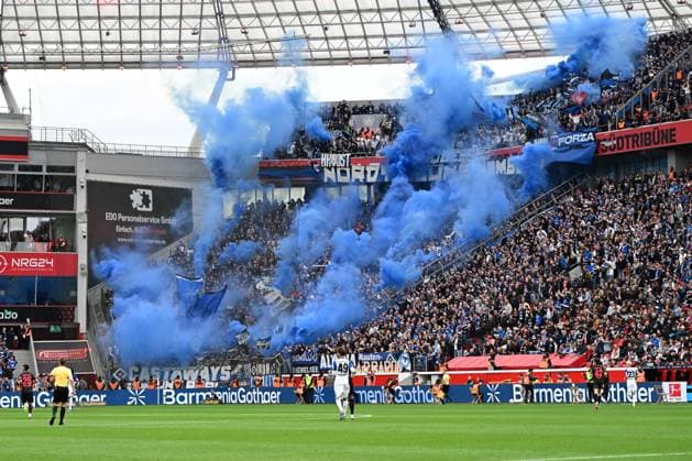 Fans Hamburger SV Fans mit Pyrotechnik waehrend des Spiels der Bundesliga zwischen Bayer 04 Leverkusen und dem Hamburger SV, BayArena am 16. May 2026 in Leverkusen, Deutschland. (Foto von Ralf Treese DeFodi Images) +++ Fans Hamburger SV supporters use pyrotechnics during the Bundesliga match between Bayer 04 Leverkusen and Hamburger SV at BayArena on May 16, 2026 in Leverkusen, Germany. (Photo by Ralf Treese DeFodi Images) DFL regulations prohibit any use of photographs as image sequences and or quasi-video. (Photo by Ralf Treese DeFodi Images) -