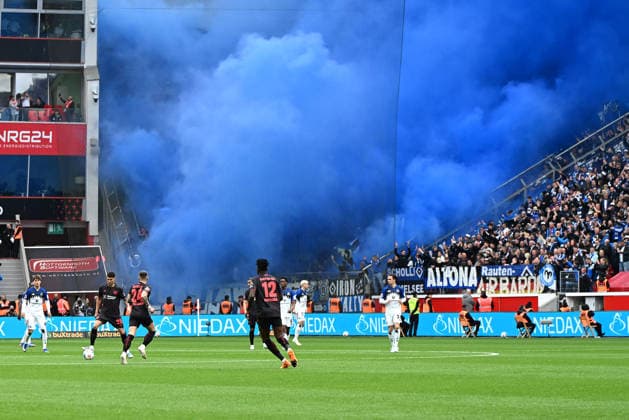 Fans Hamburger SV Fans mit Pyrotechnik waehrend des Spiels der Bundesliga zwischen Bayer 04 Leverkusen und dem Hamburger SV, BayArena am 16. May 2026 in Leverkusen, Deutschland. (Foto von Ralf Treese DeFodi Images) +++ Fans Hamburger SV supporters use pyrotechnics during the Bundesliga match between Bayer 04 Leverkusen and Hamburger SV at BayArena on May 16, 2026 in Leverkusen, Germany. (Photo by Ralf Treese DeFodi Images) DFL regulations prohibit any use of photographs as image sequences and or quasi-video. (Photo by Ralf Treese DeFodi Images) -