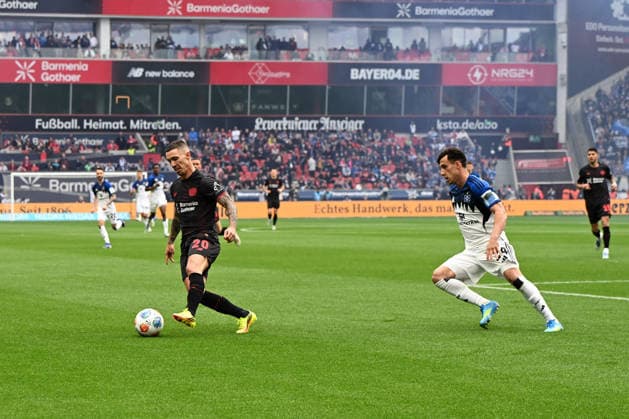 Alejandro Grimaldo (Bayer 04 Leverkusen) und Nicolas Capaldo (Hamburger SV) im Zweikampf waehrend des Spiels der Bundesliga zwischen Bayer 04 Leverkusen und dem Hamburger SV, BayArena am 16. May 2026 in Leverkusen, Deutschland. (Foto von Ralf Treese DeFodi Images) +++ Alejandro Grimaldo (Bayer 04 Leverkusen) und Nicolas Capaldo (Hamburger SV) battle for the ball during the Bundesliga match between Bayer 04 Leverkusen and Hamburger SV at BayArena on May 16, 2026 in Leverkusen, Germany. (Photo by Ralf Treese DeFodi Images) DFL regulations prohibit any use of photographs as image sequences and or quasi-video. (Photo by Ralf Treese DeFodi Images) -